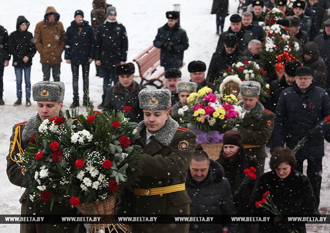 Церемония возложения цветов в честь юбилея Могилевской области прошла на Буйничском поле