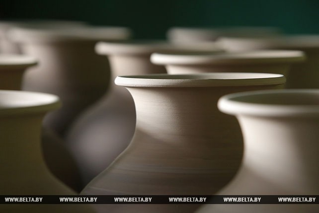 Более 60 лет работает завод художественной керамики в Ивенце