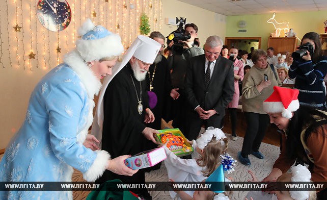 Митрополит Павел и Малашко вручили подарки воспитанникам Минского дома ребенка