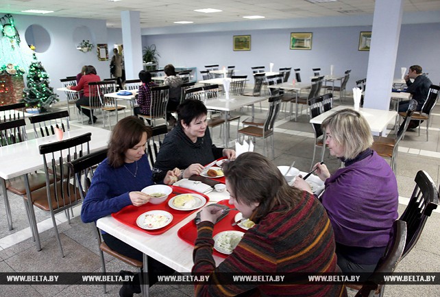Около 850 работников предприятия "Белвест" ежедневно обедают в столовой предприятия