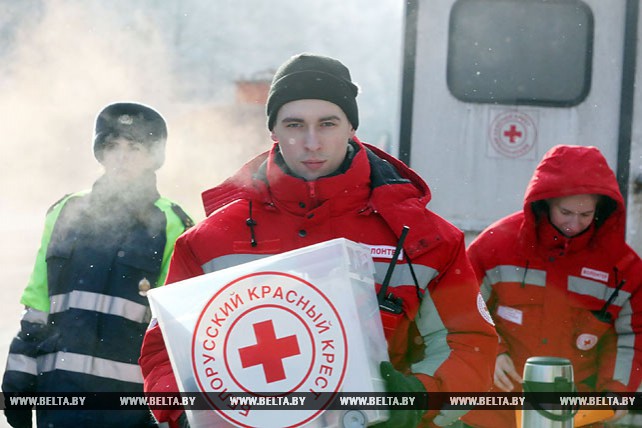 Волонтеры БОКК и госавтоинспекторы помогают водителям на дорогах Гомельского района