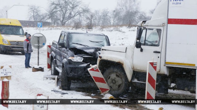 Лобовое столкновение машин вызвало километровые очереди на трассе Минск-Гродно