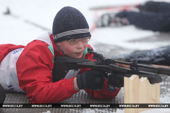 200 юных биатлонистов принимают участие в областном этапе турнира "Снежный снайпер" в Новогрудке