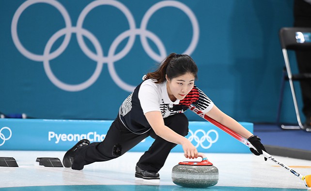 Мастера керлинга первыми начали состязания на Олимпиаде в Пхенчхане