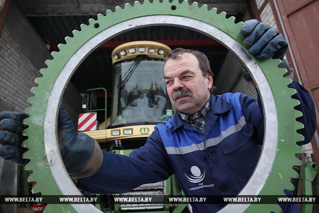 Тракторист-машинист Виктор Мильто награжден медалью "За трудовые заслуги"