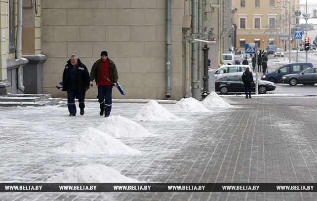 На улицах Минска убирают снег