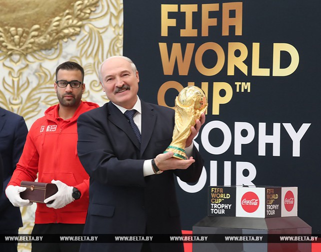Кубок мира ФИФА на несколько часов стал экспонатом Дворца Независимости