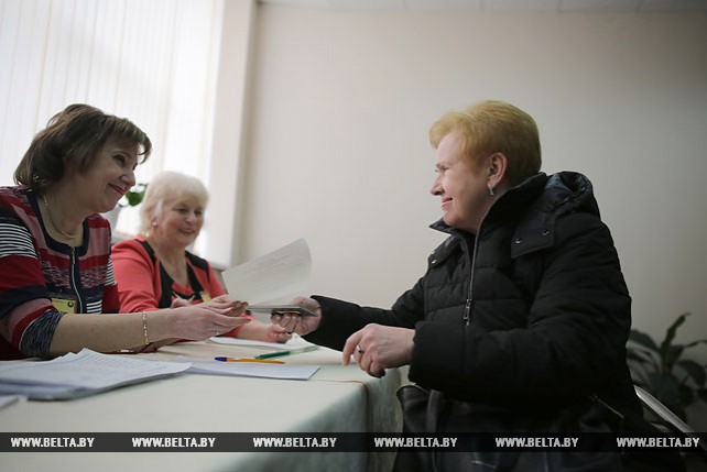Ермошина проголосовала досрочно на выборах в Мингорсовет