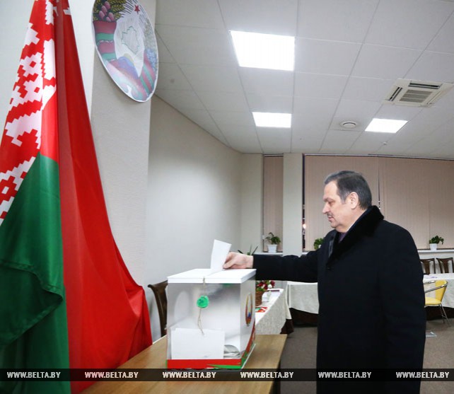 Калинин досрочно проголосовал на выборах кандидатов в депутаты Минского городского Совета