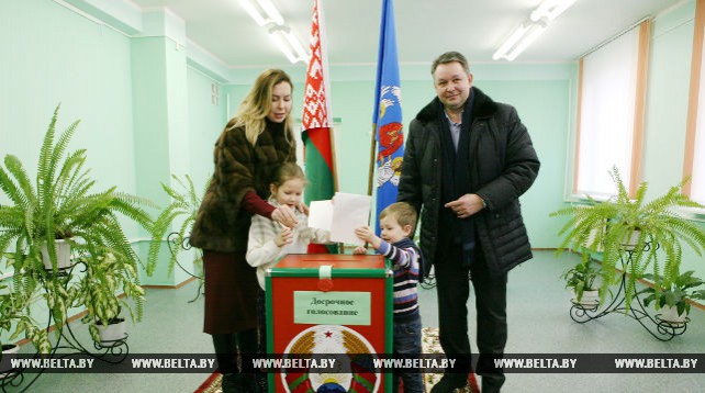 Шорец проголосовал досрочно на выборах в Минский городской Совет депутатов