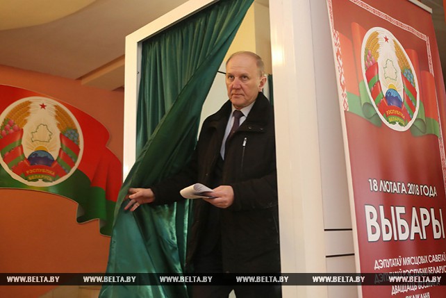 Владимир Кравцов проголосовал на избирательном участке №7 в Гродненской городской гимназии