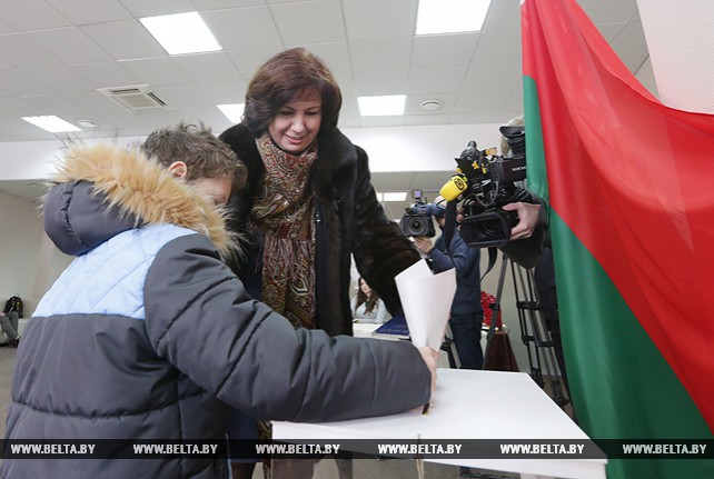 Наталья Кочанова проголосовала на избирательном участке №52