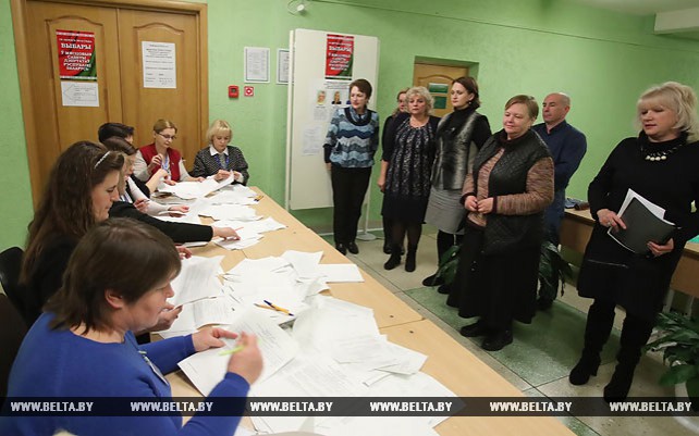 На участках в Минске считают голоса избирателей