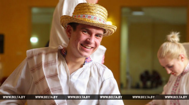 Около двухсот народных костюмов продемонстрировали на празднике "Жывыя вытокі" в Бресте