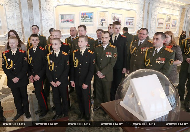 Во Дворце Независимости прошла экскурсия для суворовцев и представителей Вооруженных Сил