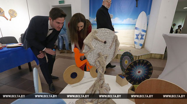 Выставка расписных пляжных теннисных ракеток открылась в Минске