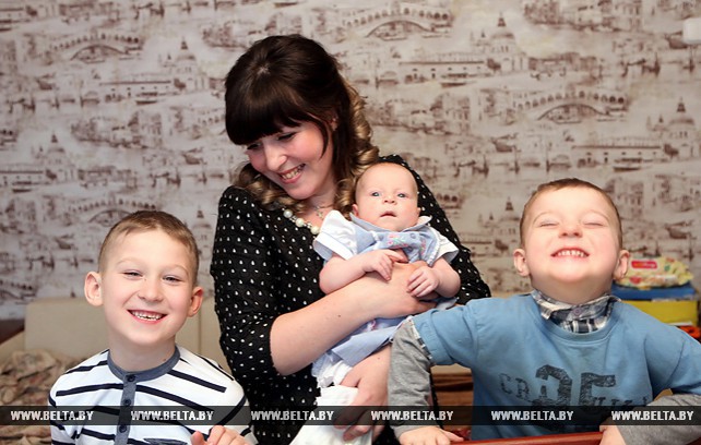 Молодая мама Татьяна Бруевич из Чечерска воспитывает троих малышей