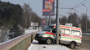 В Гродно автомобиль скорой помощи едва не вылетел с моста в Неман