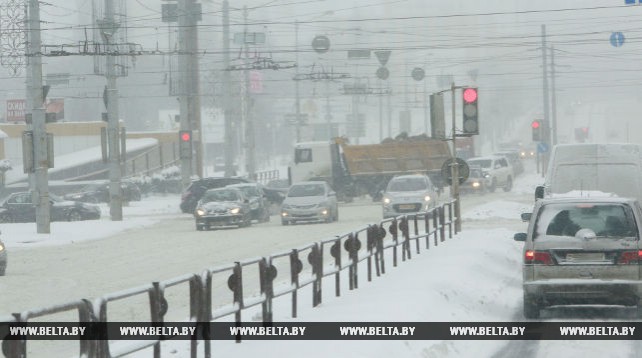 В Минске из-за снегопада усложнилась дорожная обстановка