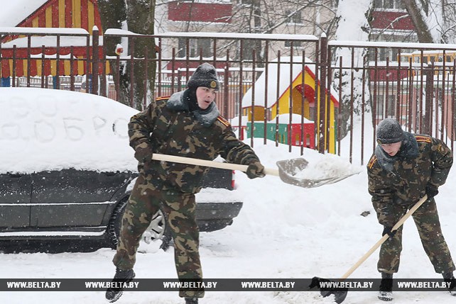 Курсанты Военной академии убирают Минск от снега