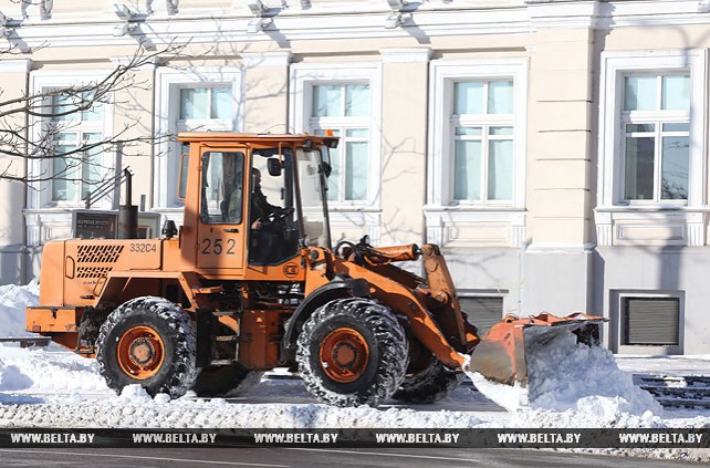 На улицах Витебска идет уборка снега