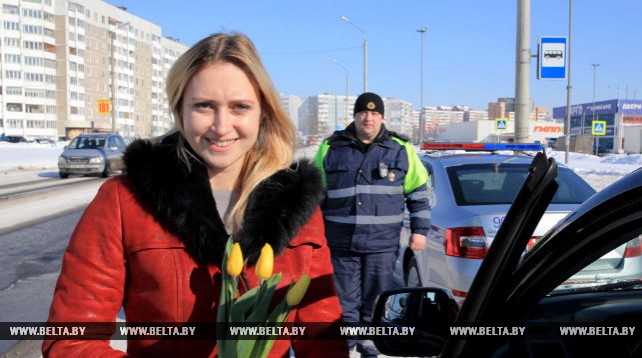 Инспекторы ГАИ в Могилеве поздравляют женщин-водителей с праздником