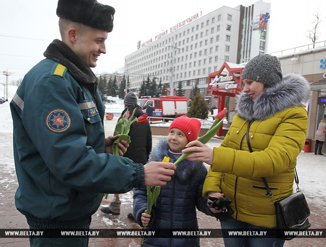 Сотрудники службы спасения вручили витебским женщинам 101 тюльпан