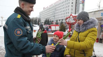 Сотрудники службы спасения вручили витебским женщинам 101 тюльпан