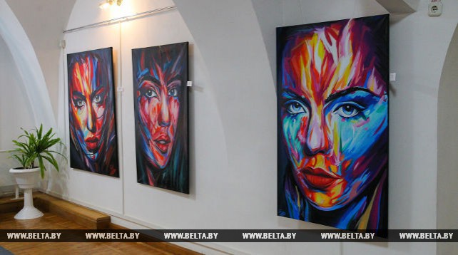 Выставка живописи "WoMEN" открылась в художественном музее Брестской крепости