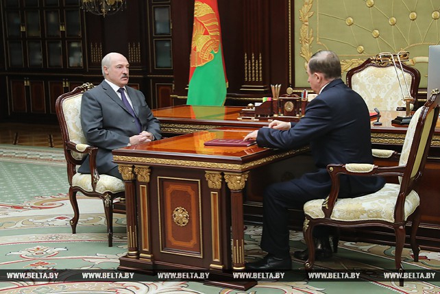 Лукашенко принял с докладом управляющего делами Президента Беларуси Виктора Шеймана