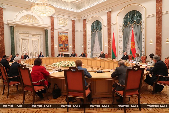 Лукашенко провел встречу с судьями Конституционного суда