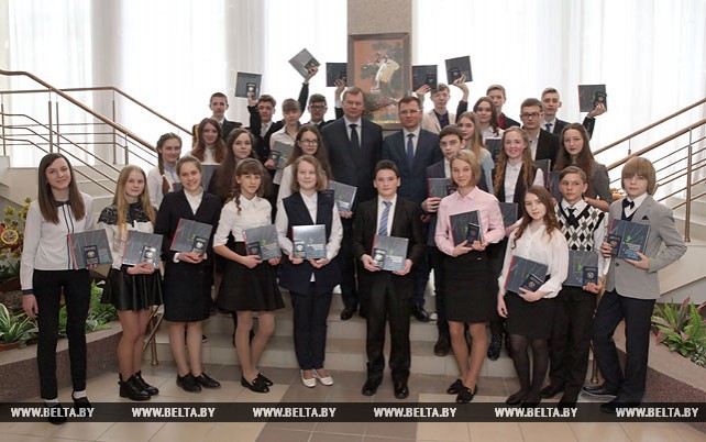 Доманевский вручил паспорта представителям талантливой молодежи Могилевской области