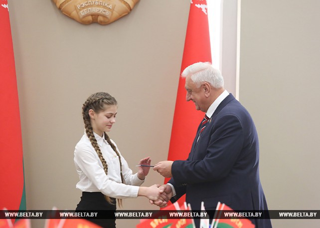 Мясникович принял участие в церемонии вручения паспортов юным гражданам Беларуси