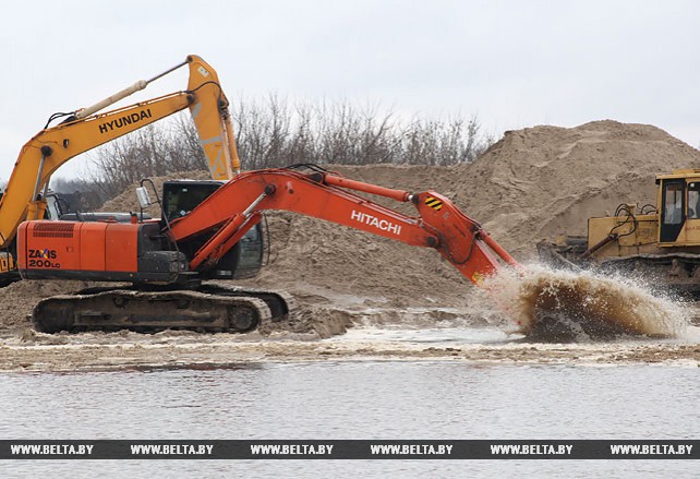 Подготовительные работы ведутся на месте строительства моста через Припять