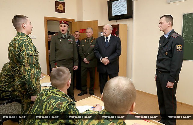 Лукашенко посетил в Минске часть внутренних войск МВД