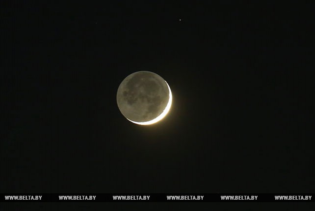 Луна и Венера на ночном небе