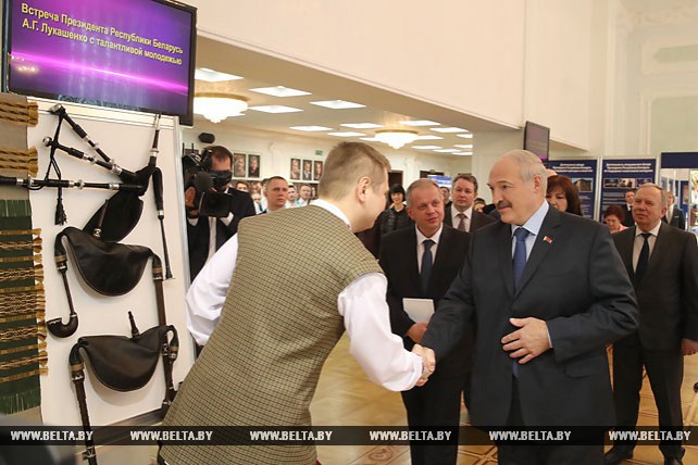 Лукашенко высоко оценил достижения творческой молодежи на выставке-презентации в Белорусском государственном молодежном театре