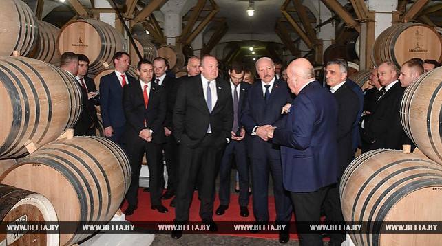 Лукашенко посетил Тбилисский коньячный завод и продегустировал коньяк 125-летней выдержки