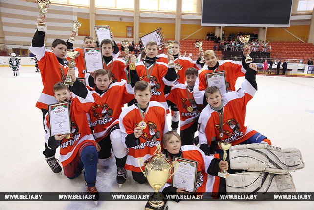 Команда "Партизан" из Минска стала победительницей хоккейного турнира "Золотая шайба"
