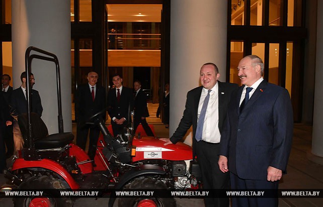 Лукашенко подарил Маргвелашвили трактор
