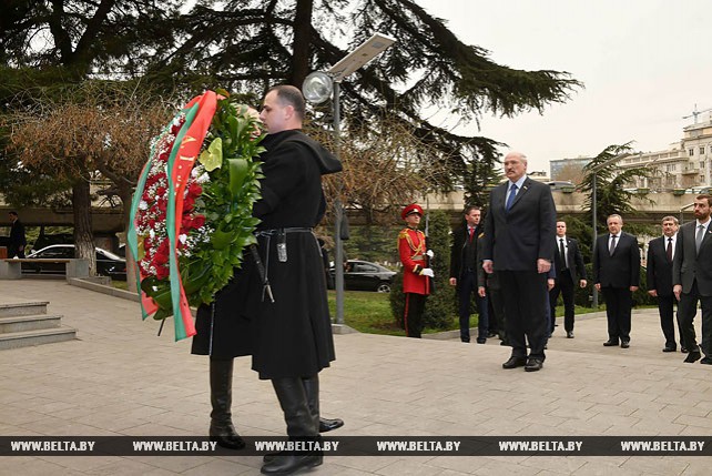 Лукашенко в Тбилиси возложил цветы к мемориалу героям, павшим за единство Грузии