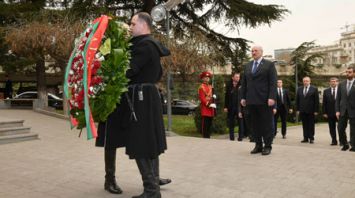 Лукашенко в Тбилиси возложил цветы к мемориалу героям, павшим за единство Грузии