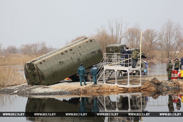 Военные инженеры работают с секциями понтонного моста на реке Припять