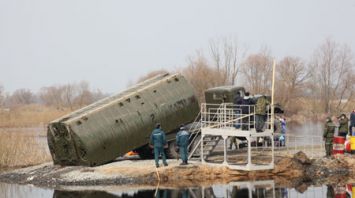 Военные инженеры работают с секциями понтонного моста на реке Припять