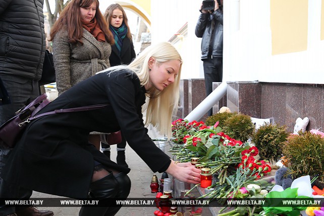 Брестчане несут цветы к российскому консульству в знак скорби по жертвам в Кемерово