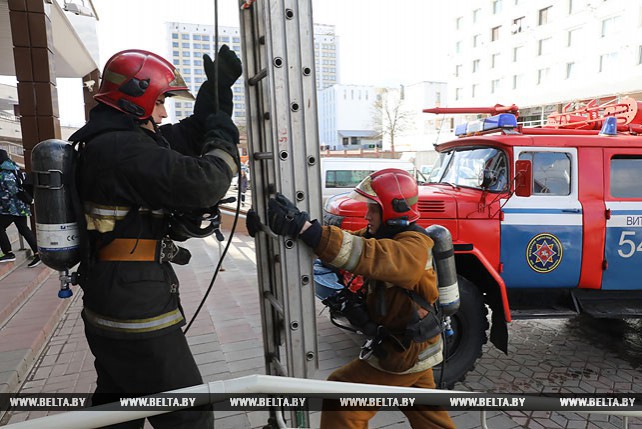 Учения МЧС с эвакуацией прошли в бизнес-центре в Витебске