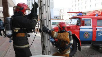 Учения МЧС с эвакуацией прошли в бизнес-центре в Витебске