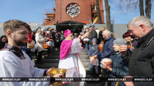 Тадеуш Кондрусевич освятил пасхальную пищу в костеле Святых Симеона и Елены в Минске