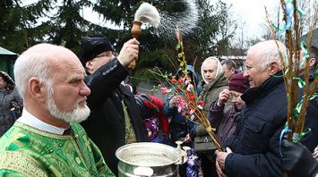 Православные верующие празднуют Вход Господень в Иерусалим - Вербное воскресенье