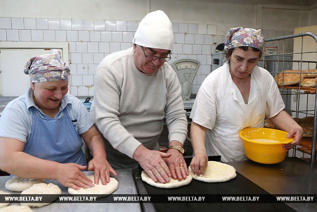 Элгуджа Мания печет для белорусов грузинский хлеб